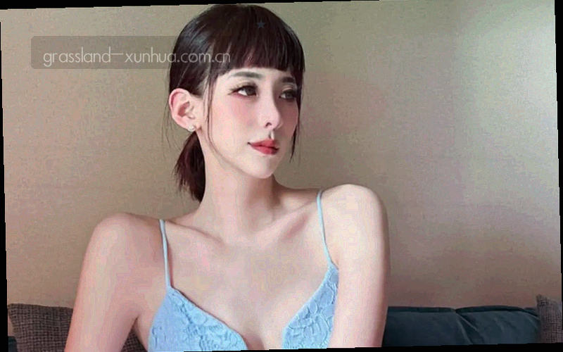 草原上矗立一个金色望远镜，镜头中映出屏幕片段